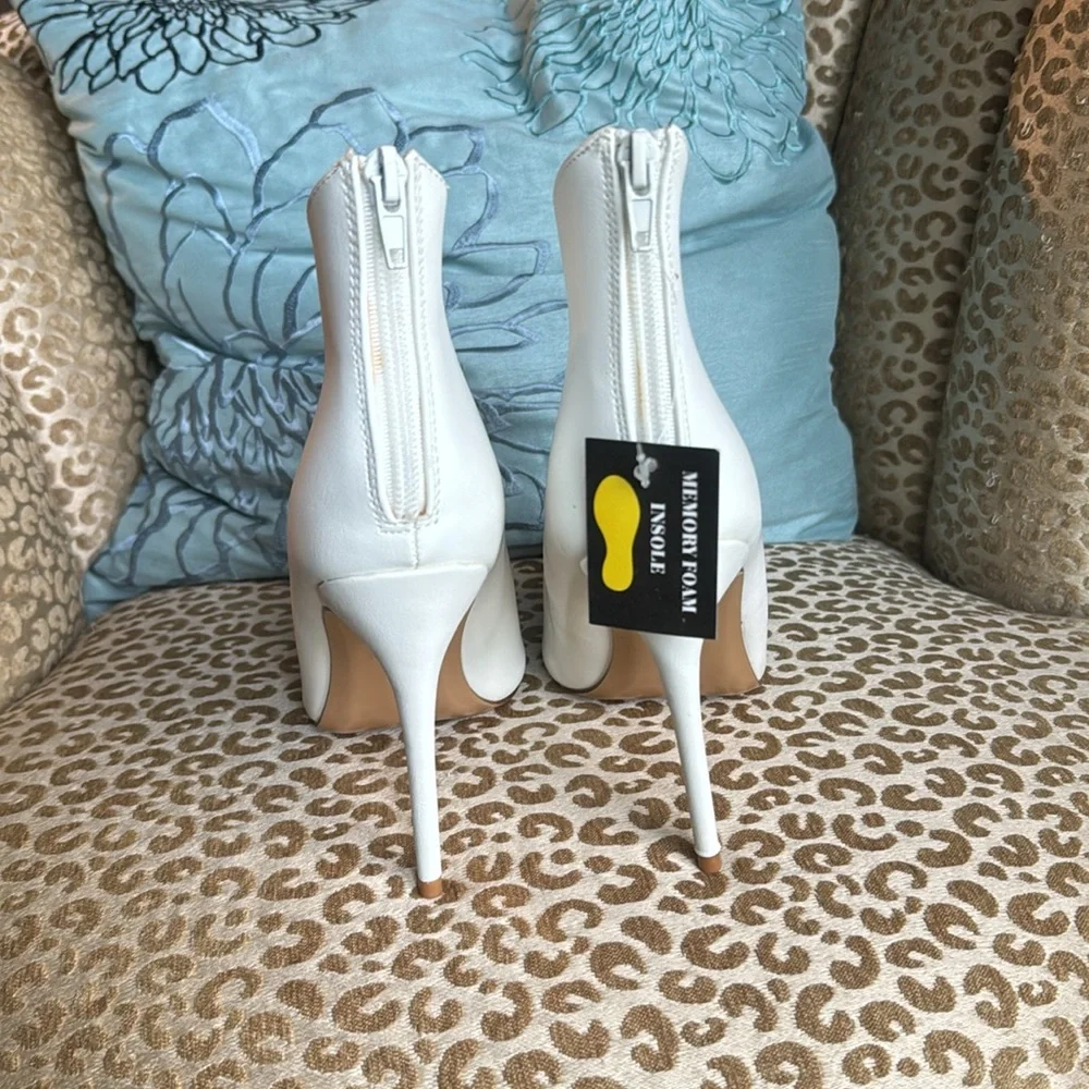 NWT Jacobies white faux leather stiletto ankle booties with back zip - Picture 4 of 11